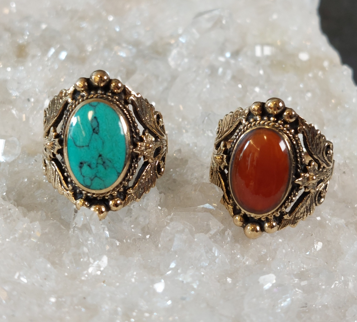 Bronsring med Oval Cabochon och blad