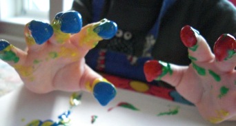 Händer med fingerfärg på