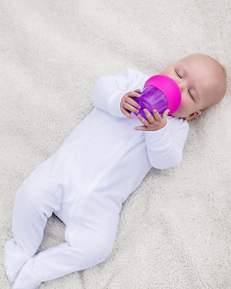 Baby dricker ur mugg med silikonöverdrag
