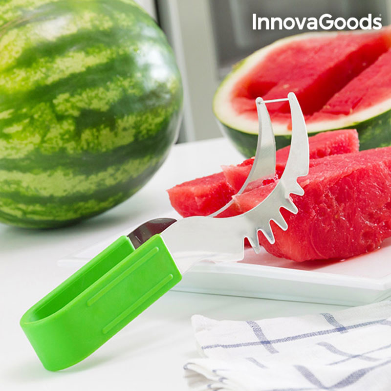 Melonskärare vid en talrik med skivad vattenmelon
