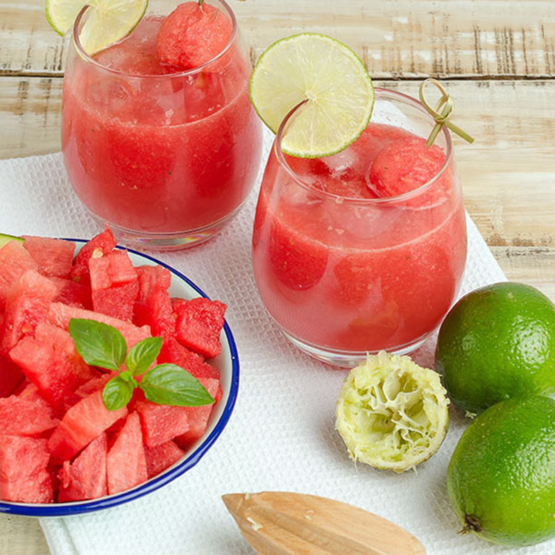 Servering med melondrinkar och melontärningar