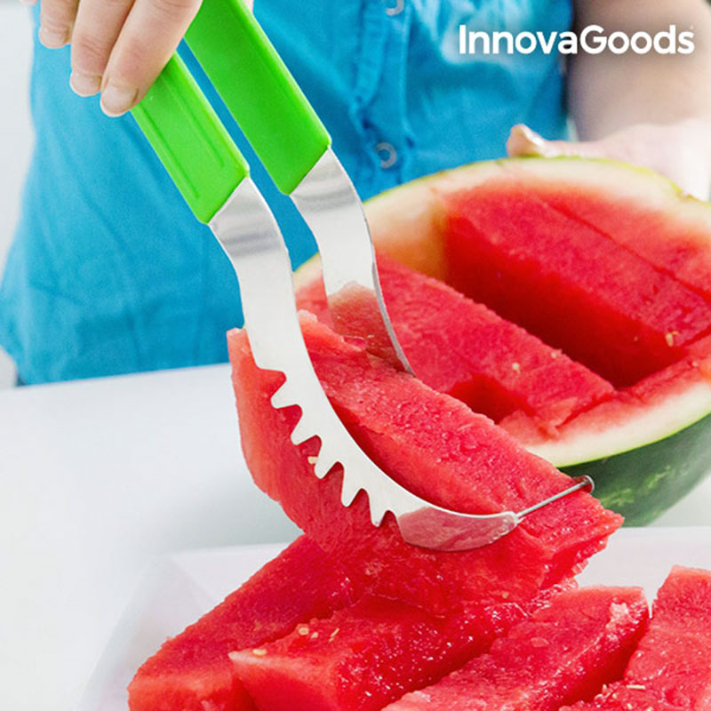Melonskärare håller i en skiva melon