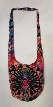 Axelväska i Batik med en härlig batik-blomma