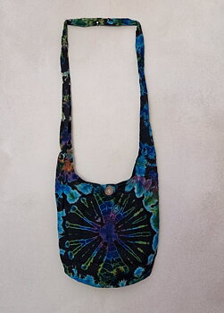 Axelväska i Batik med en härlig batik-blomma