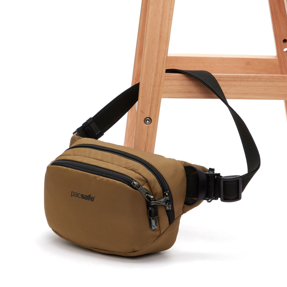 Stöldsäker midjeväska - PACSAFE Vibe 100  Recycled Anti-Theft Hip Pack Tan - 8