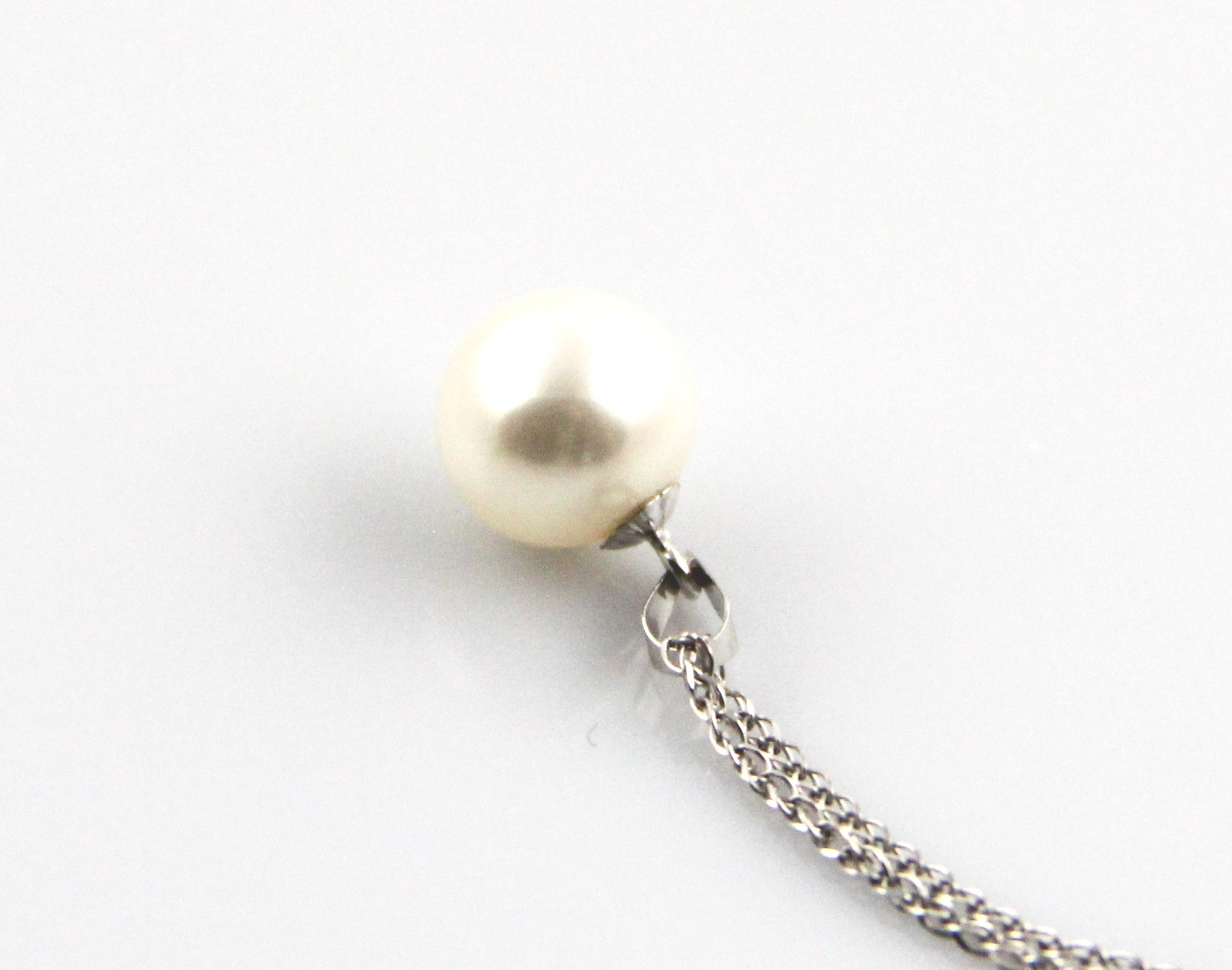 Colgante con perla de agua dulce en montura de oro blanco - 3