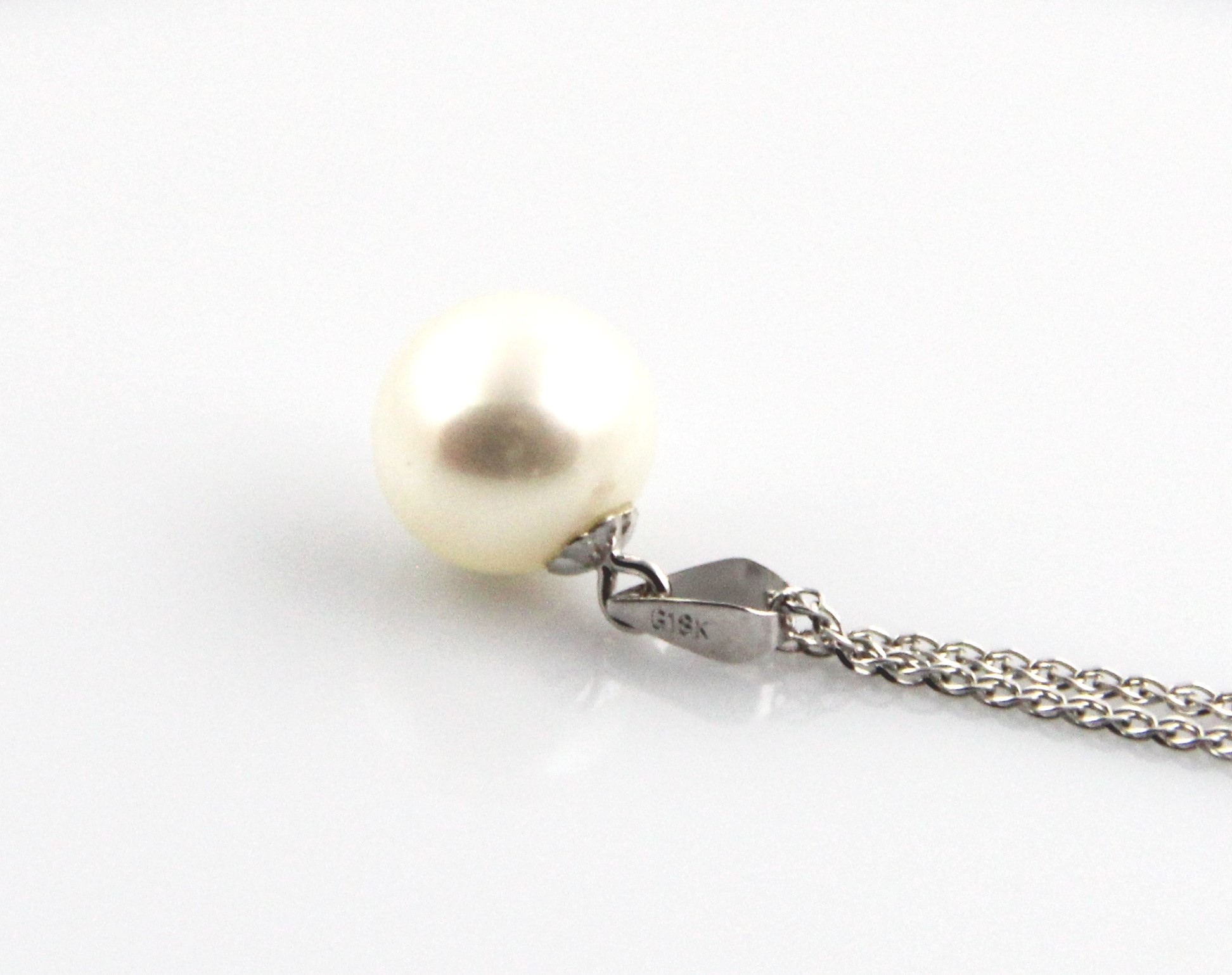 Colgante con perla de agua dulce en montura de oro blanco