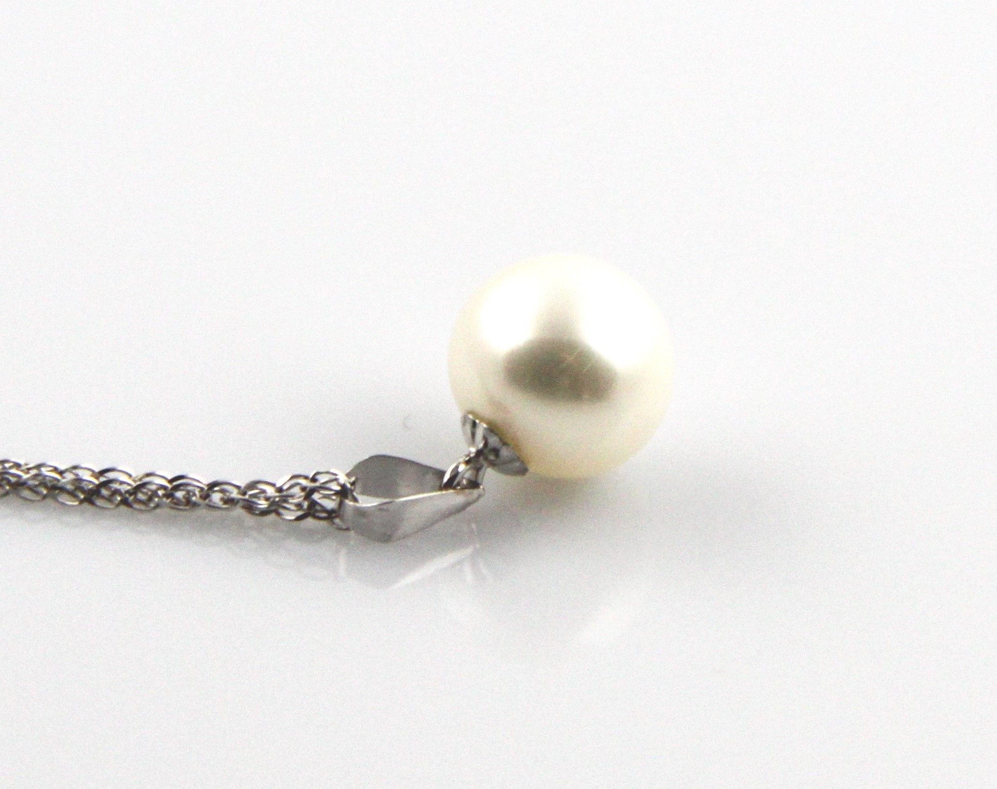 Colgante con perla de agua dulce en montura de oro blanco - 2