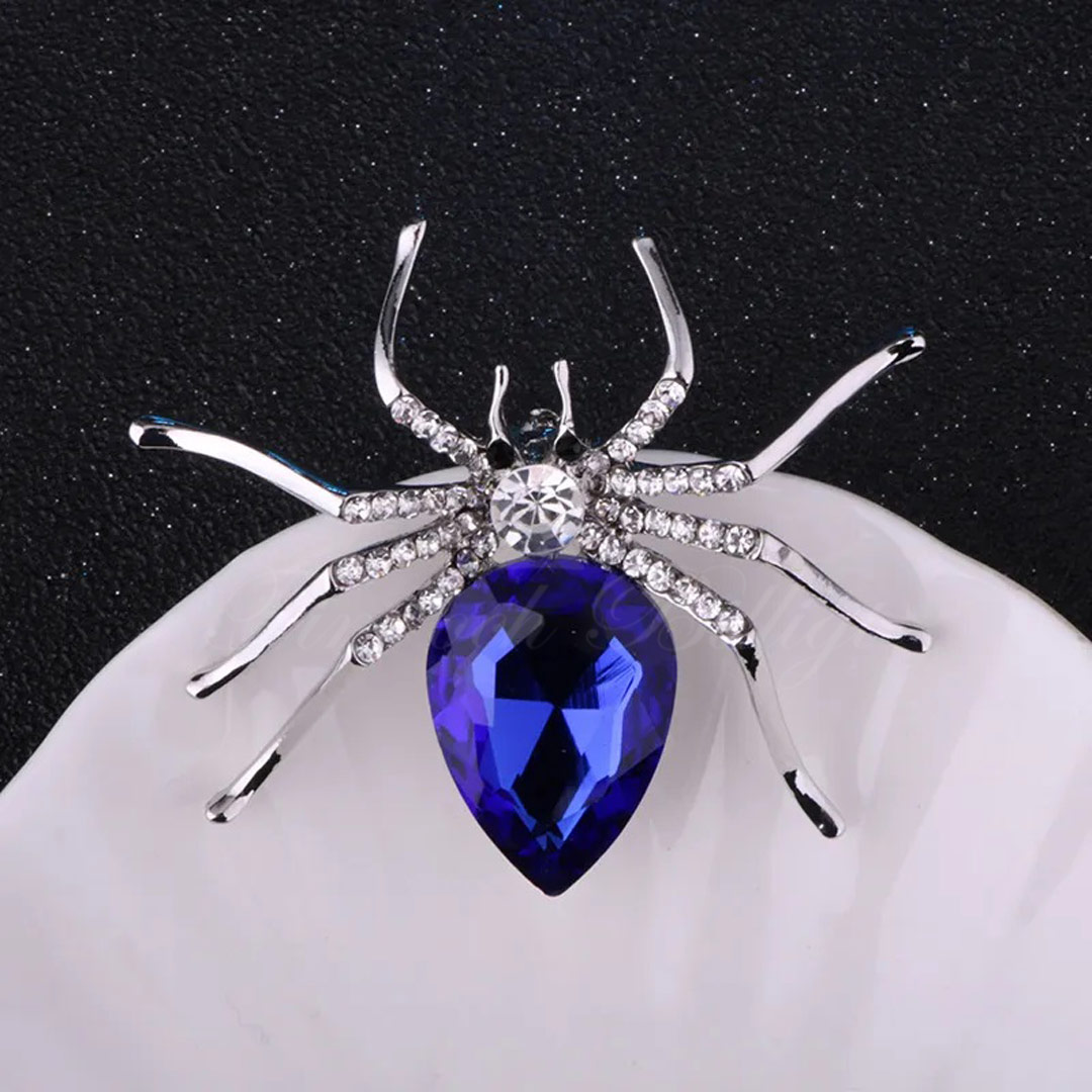 Brosch Spider Queen Spindel med stor blå kristall silverfärgad och smyckad med cz diamanter