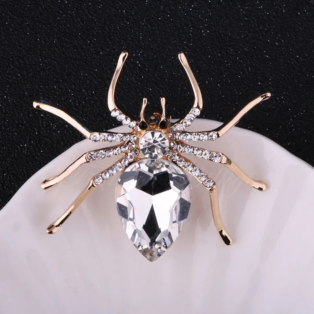 Brosch Spider Queen Spindel med stor vit kristall Guldfärgad och smyckad med cz diamanter