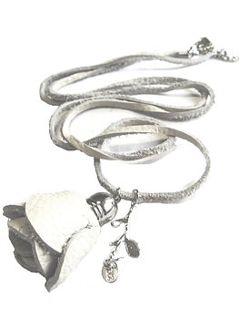 Halsband vit flätad kedja läder ros ziz design silverfärgad berlock