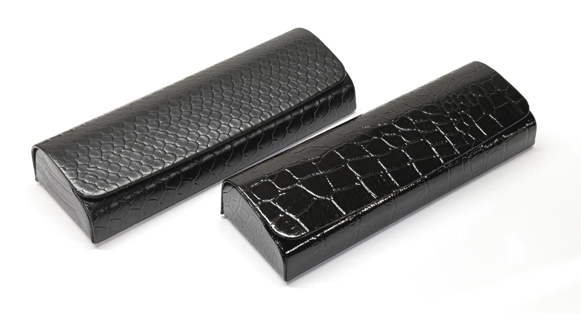 Glasögonfodral i svart reptilmönster. Magnetlock.  