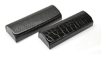 Glasögonfodral i svart reptilmönster. Magnetlock.  