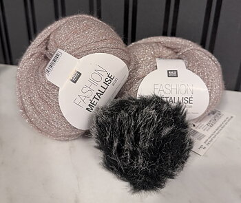 Garnkit till glittrig mössa med tofs. Finns i två färger.