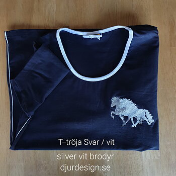 Nr 208 Tröja dam svart med vit kant. Brodyr 2 islandshästar vit & silver.