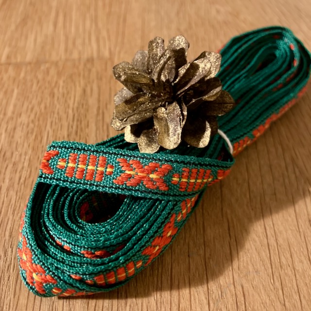 Folk art ribbon 10 mm red, yellow on green THREE METER - 2