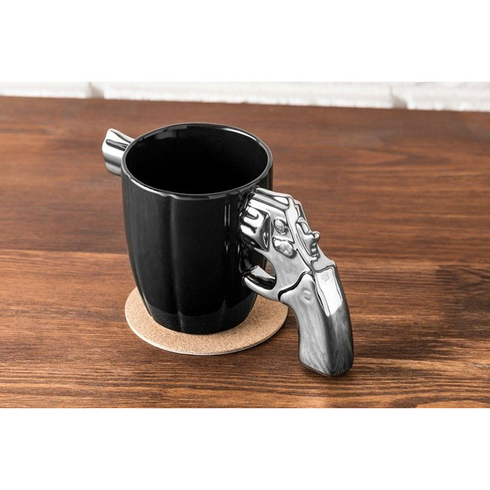 pistol-mugg på träbord