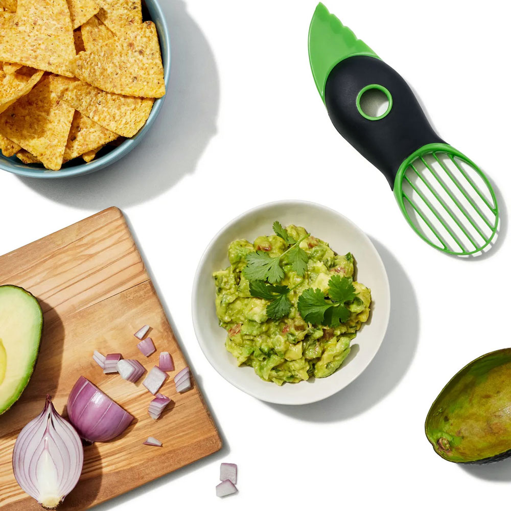 Avokado-Verktyg tre-i-ett på bordet med guacamole och nachos