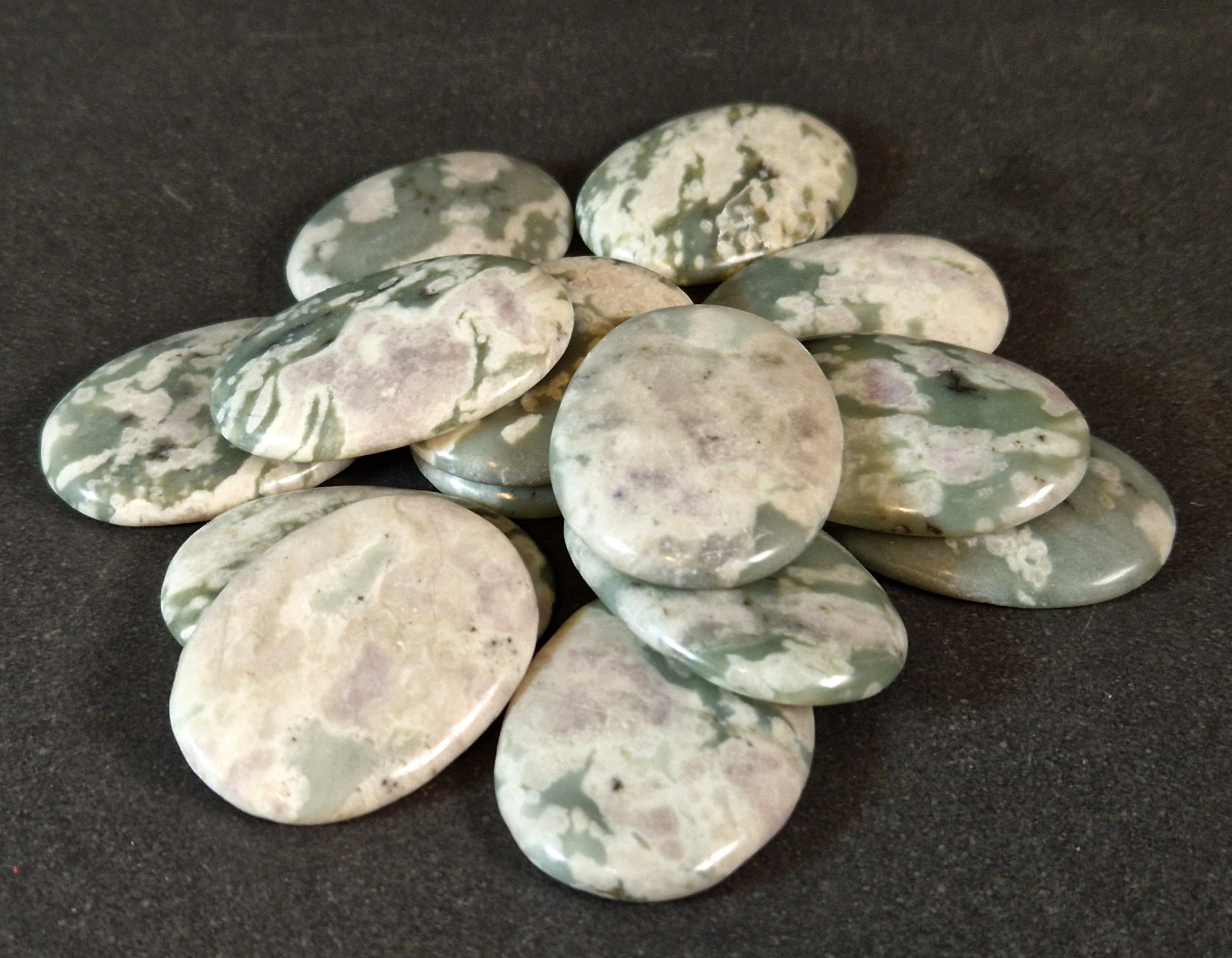 Indisk No Worry Stone /Bekymmer Sten, 35mm - Fredsjade, "Peace Jade"