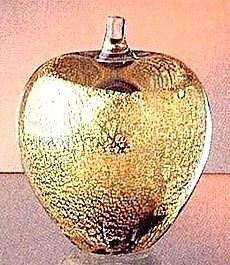 Clear Gold Manzana, Medio
