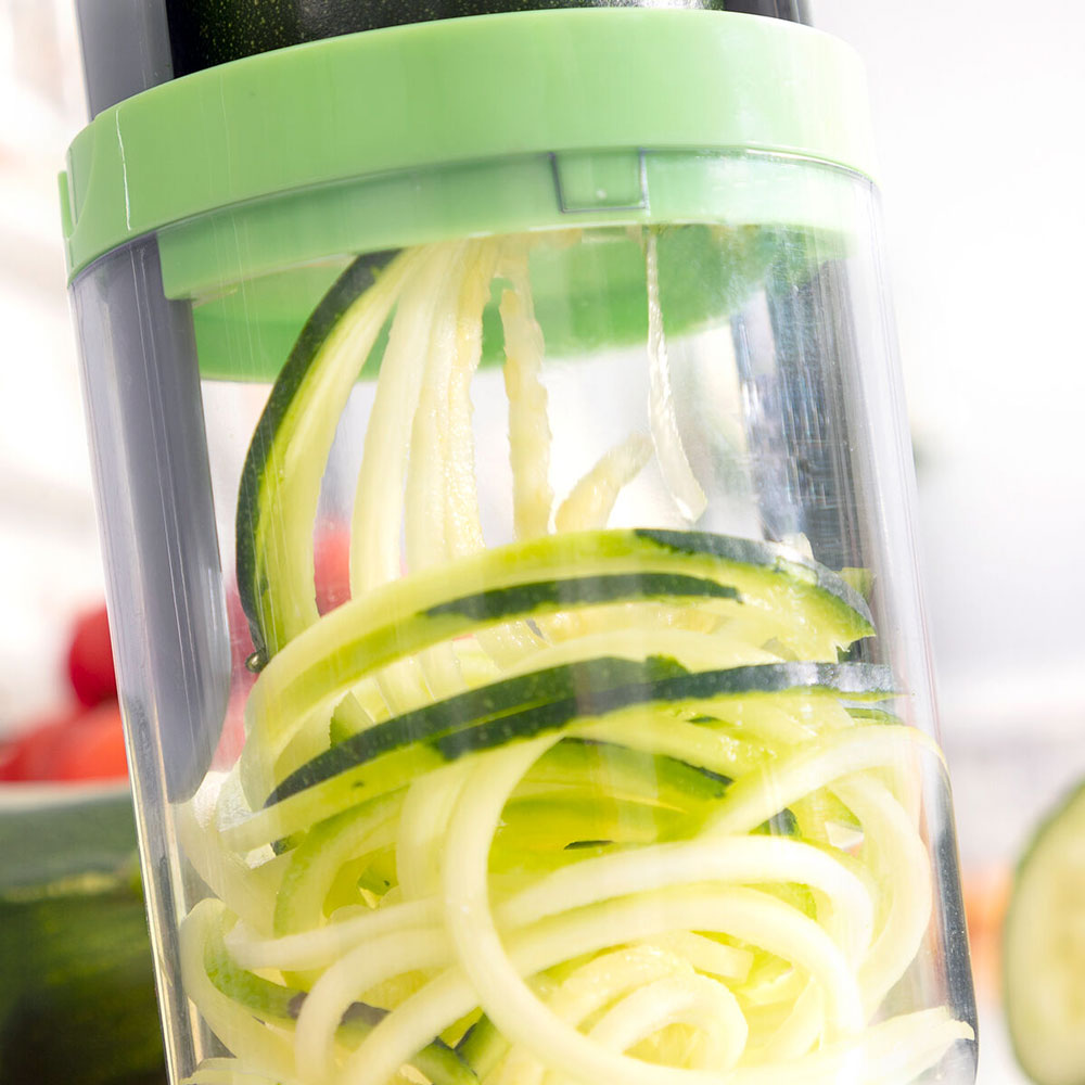Grönsaksstrimlaren gör strimlor av zucchini 