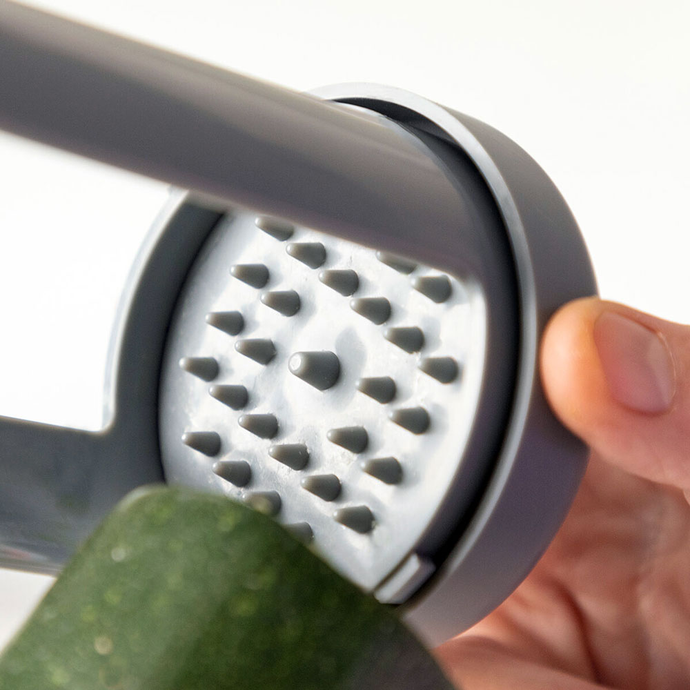 Grönsaksstrimlaren Spiral-Slicer stadigt grepp om grönsakerna