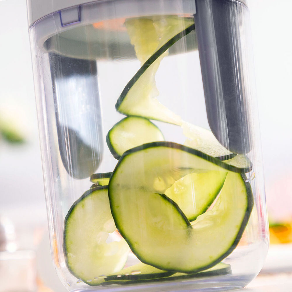 Grönsaksstrimlare gör spiraler av zucchini