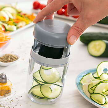Grönsaksstrimlaren Spiral-Slicer skär spiraler av grönsaker