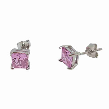 Örhänge i äkta nickelfritt silver med kvadratisk rosa kristall som är 4 mm