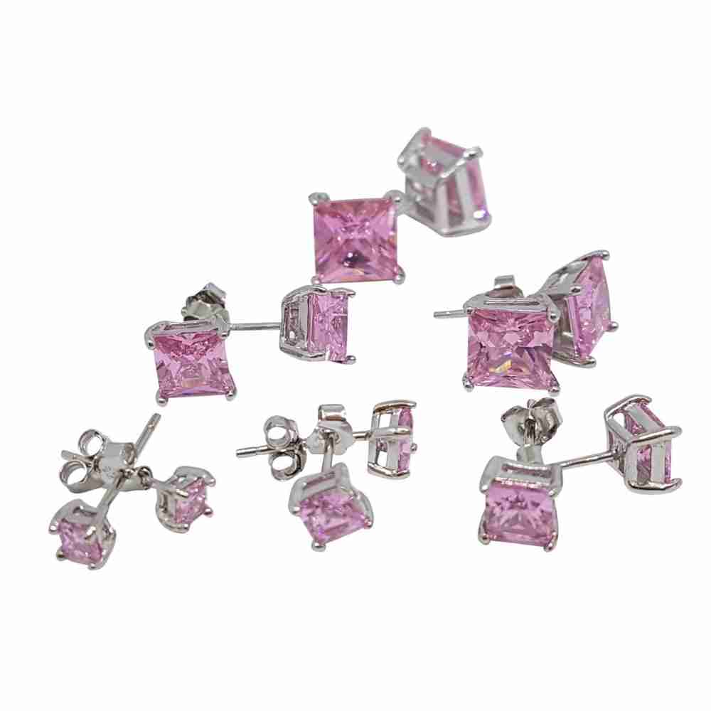 Kristallörhängen i äkta silver i olika storlekar med kvadratiska rosa kristaller. 