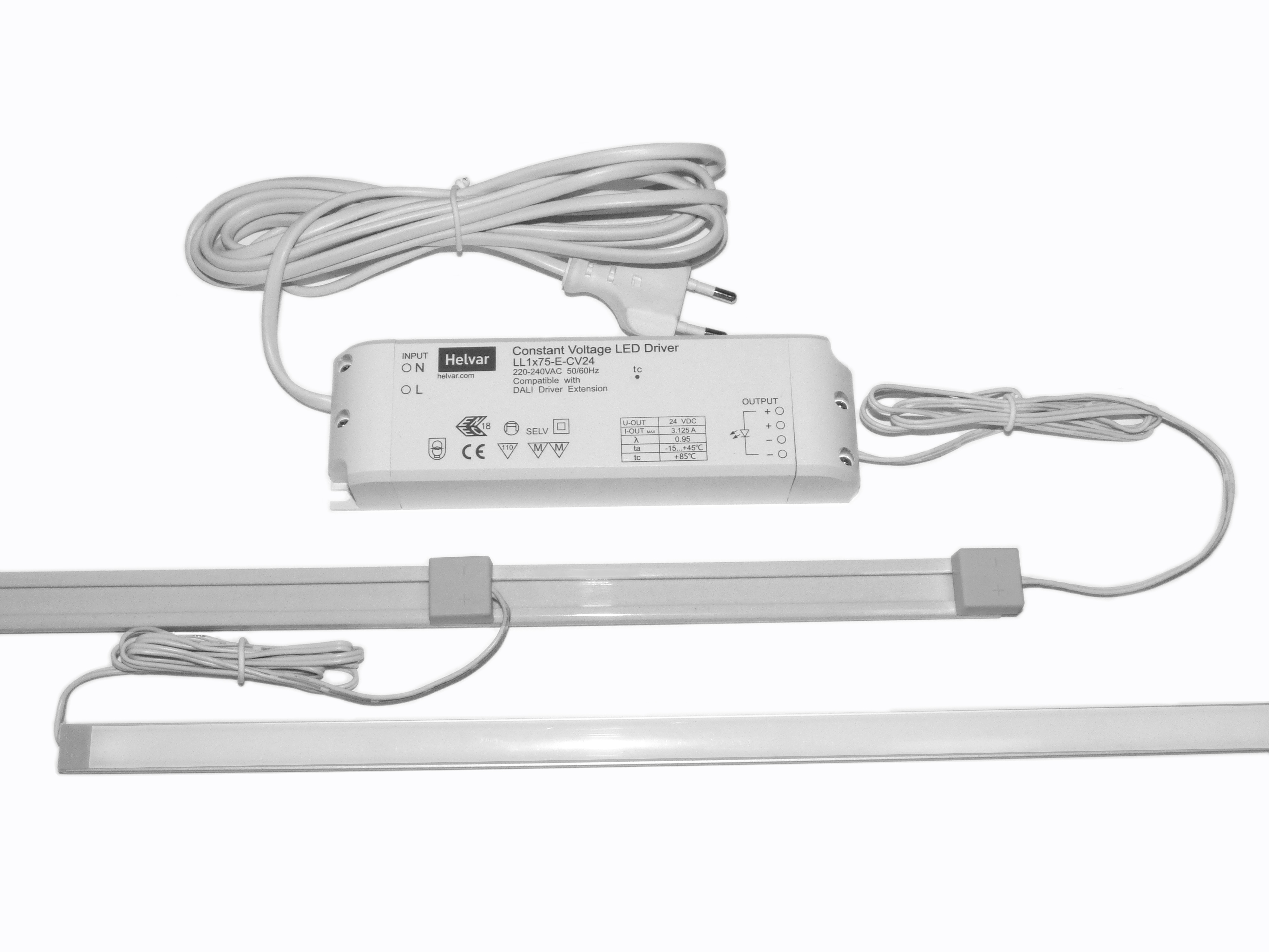 Maggie Hyldebelysning 900 – slank LED-lysskinne monteret under en hylde, som giver ensartet belysning af bøger; magnetmontering for nem installation.