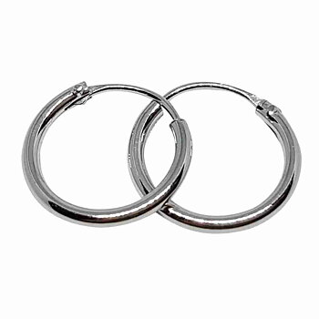 Örhänge i äkta silver. Silverringar till öronen i 14 mm. Örringar, hoops eller creoler är andra namn för detta örhänge.
