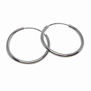 Örhänge i äkta silver. Silverringar till öronen i 20 mm. Örringar, hoops eller creoler är andra namn för detta örhänge.