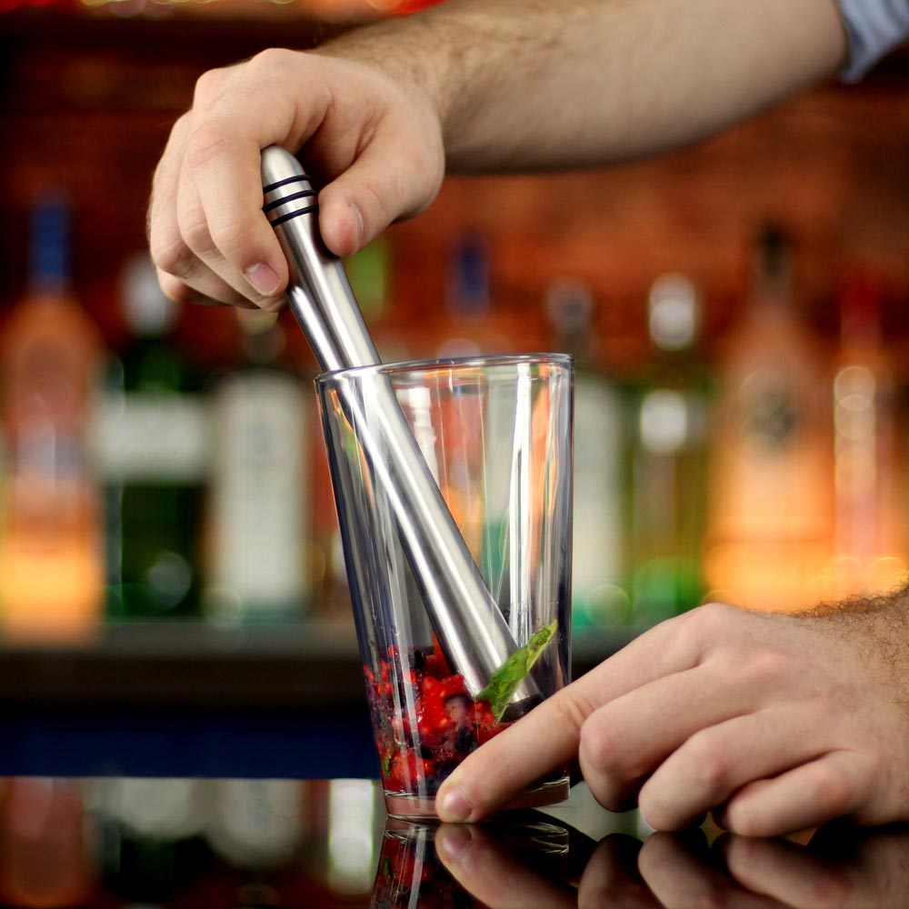 Muddlar drinkingredienser med rostfri muddler från cocktailset