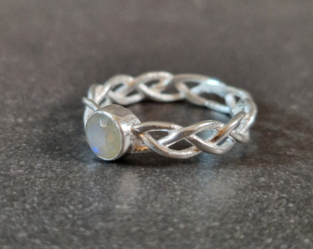 Keltisk Flätad Silverring med Fasetterad Sten - 4