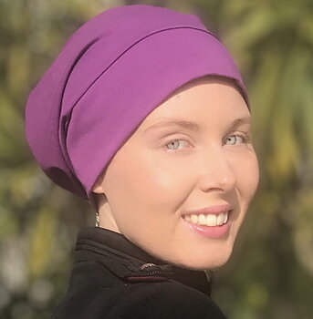 Lea, lila, i tjockribbad trikå