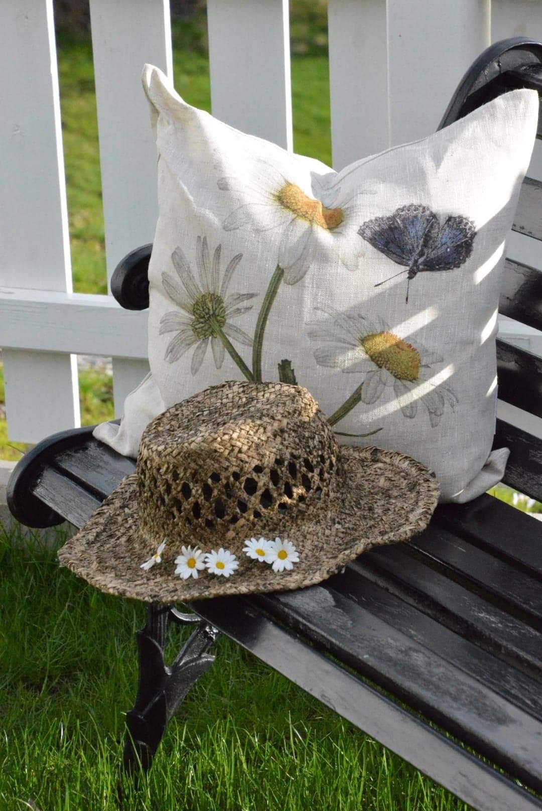 CUSHION BUTTERFLY/DAISIES - 6