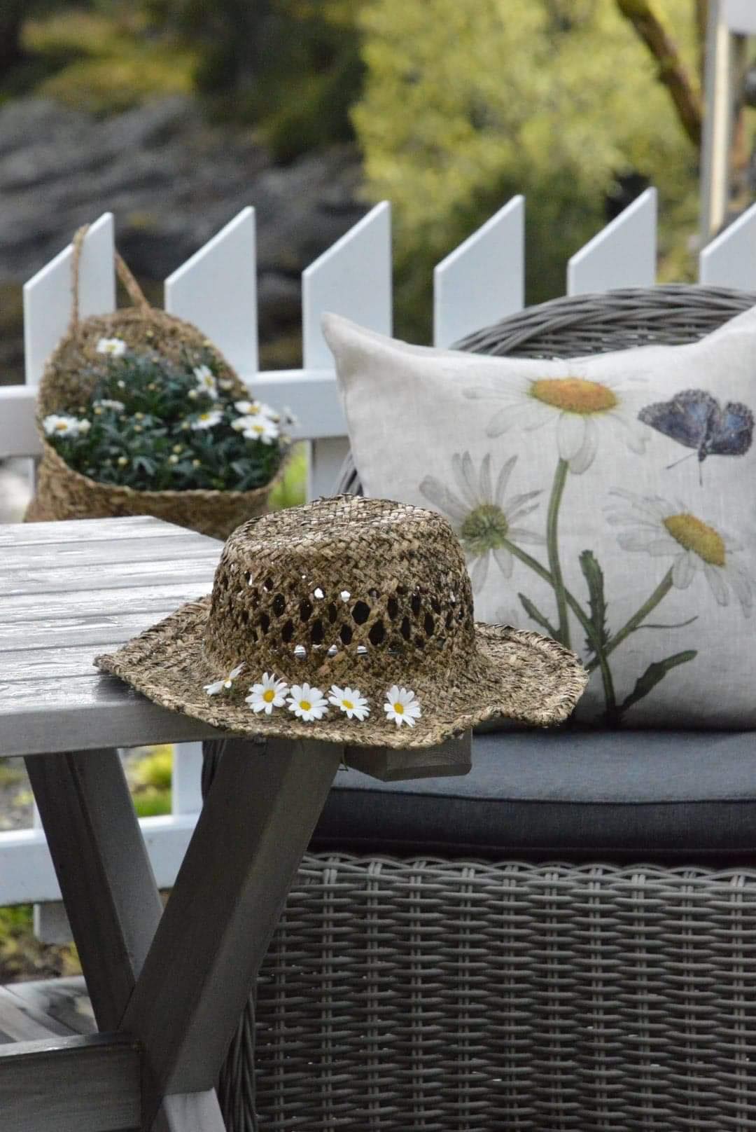 CUSHION BUTTERFLY/DAISIES - 7