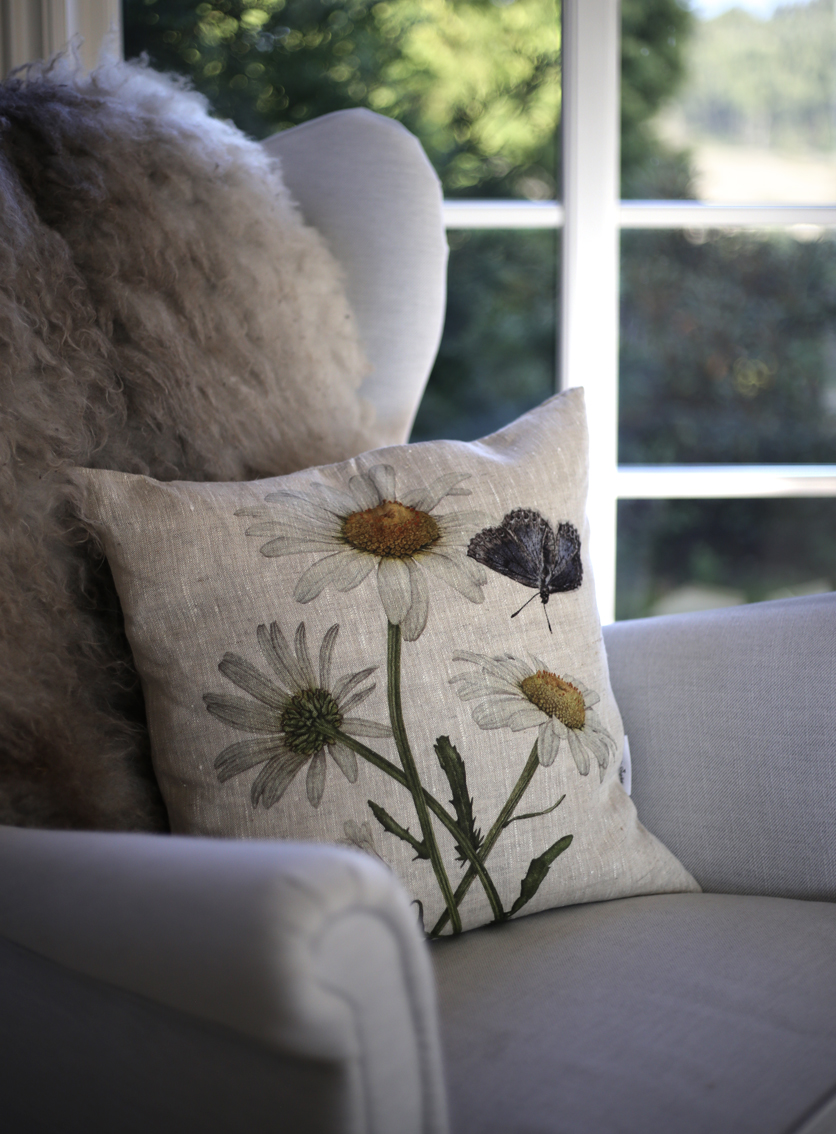 CUSHION BUTTERFLY/DAISIES - 14