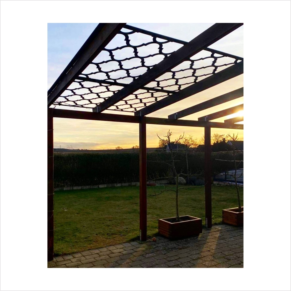 Skärmvägg monterad som tak över en pergola