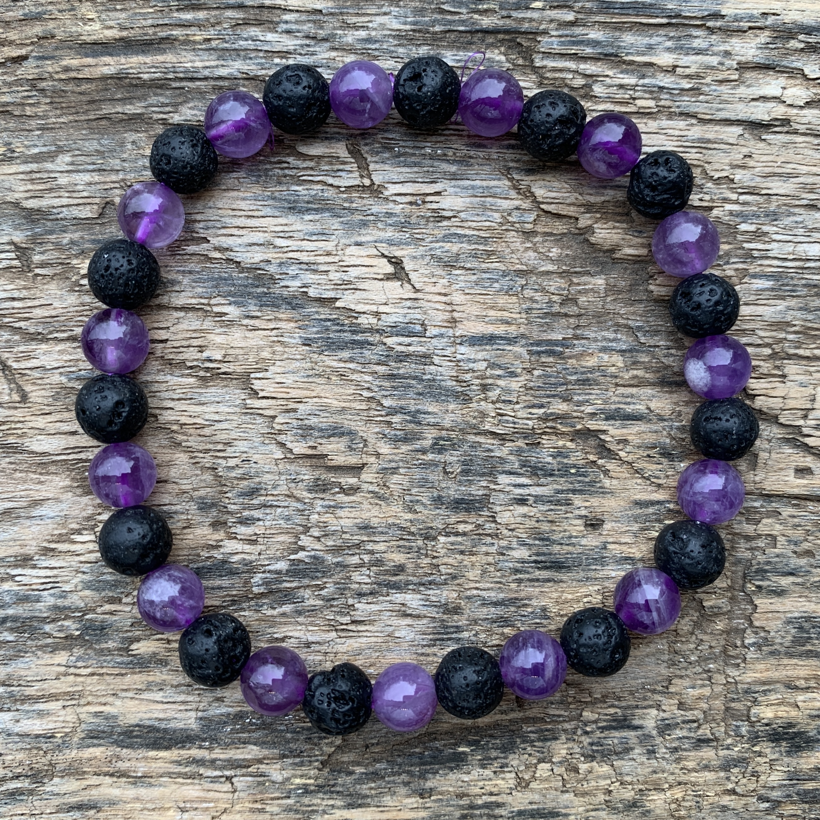 Armband 6mm Lavasten och Ametist