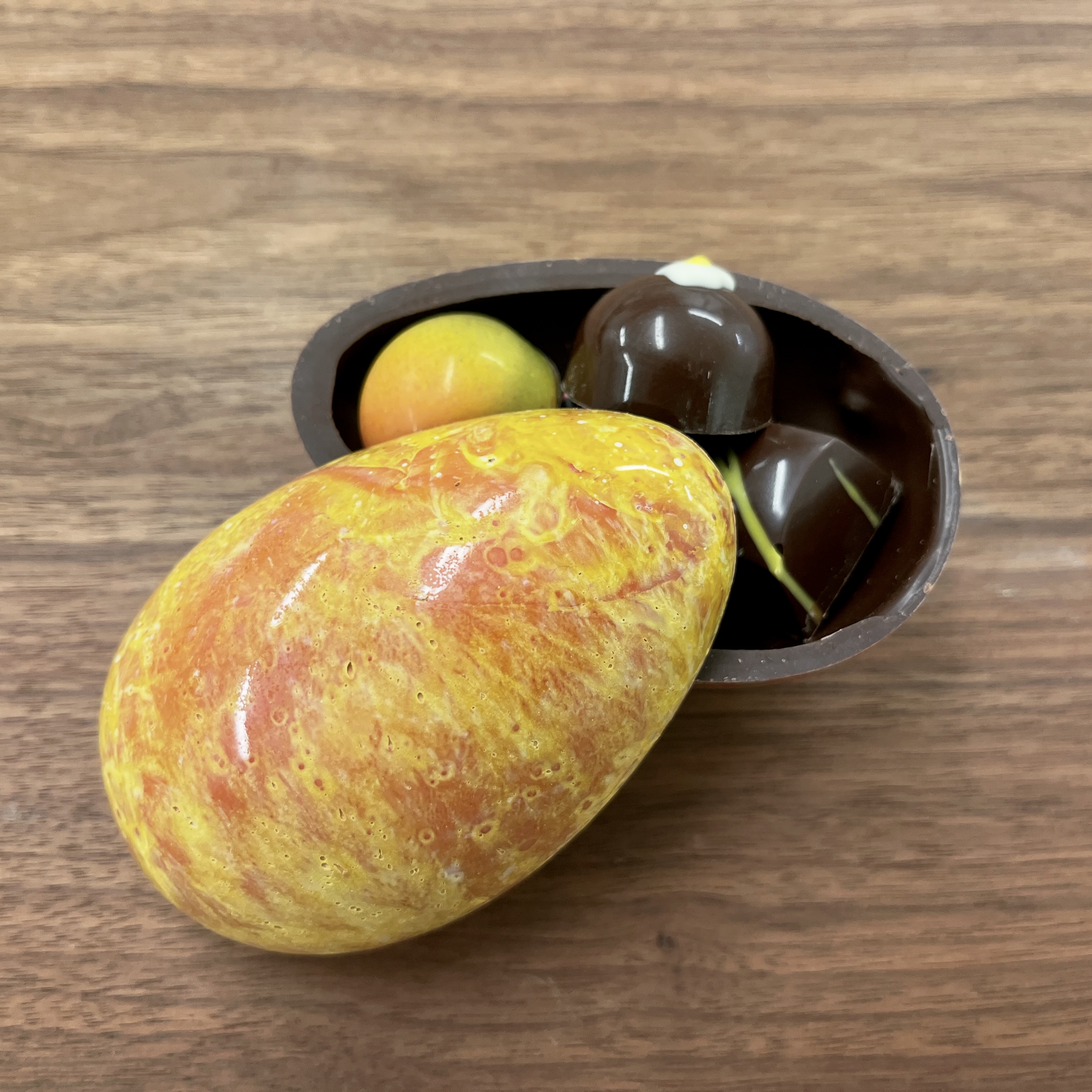 DIY - Ätbart chokladägg med 5 praliner - 3