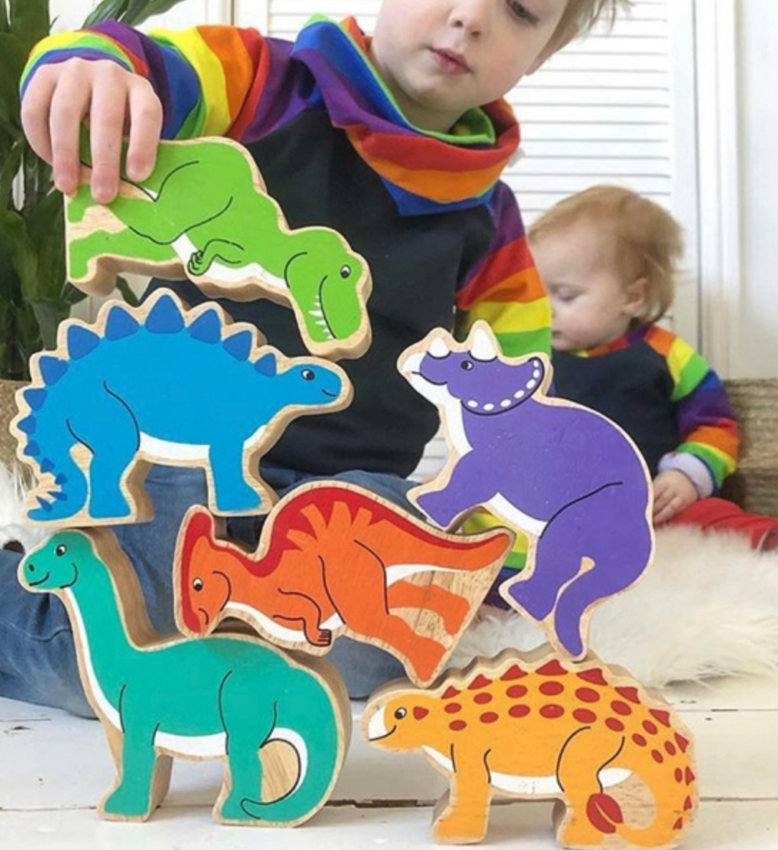 6 dinosaurier träleksaker i olika form och färg