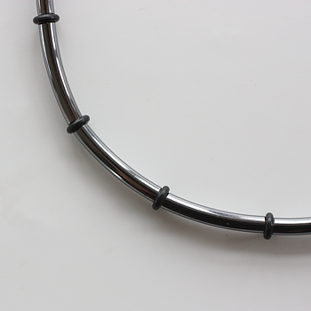 Vattring - halsband i silver med o-ringar