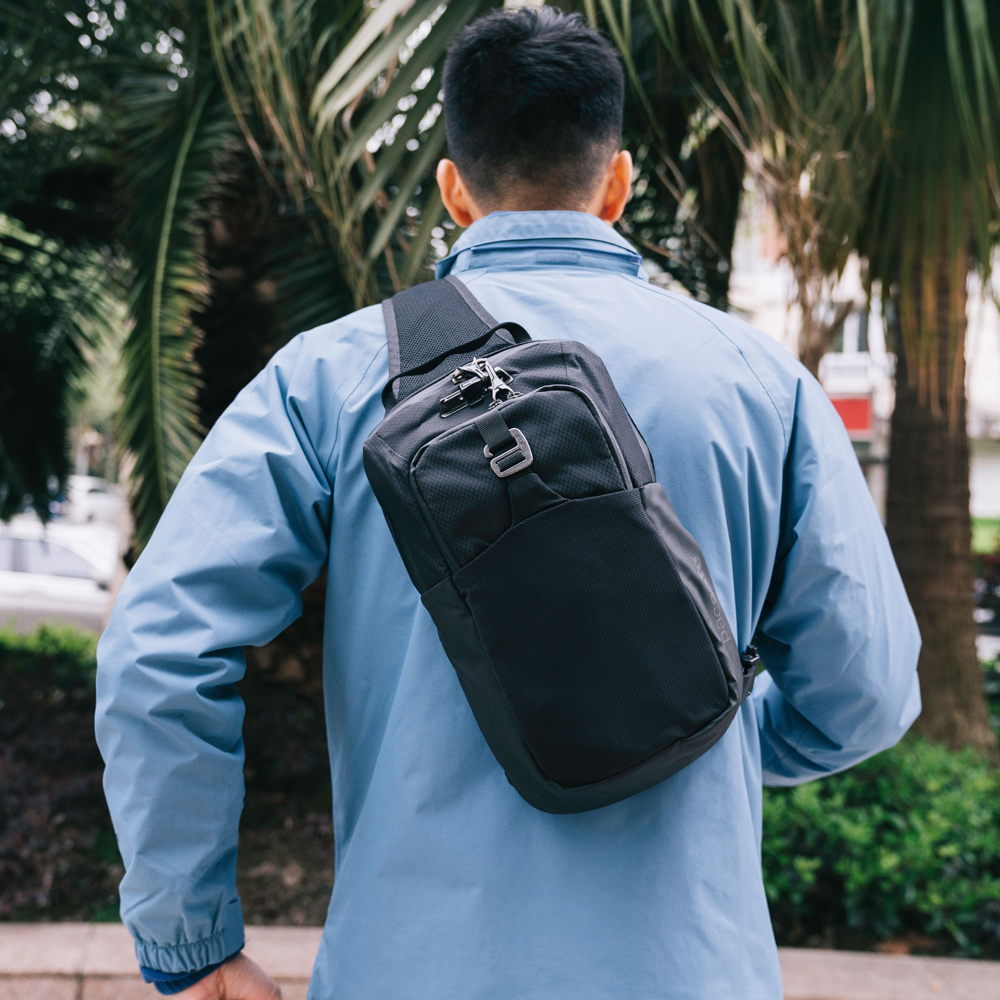 Säkerhetsväska - PACSAFE Venturesafe X Sling Pack Black - 12