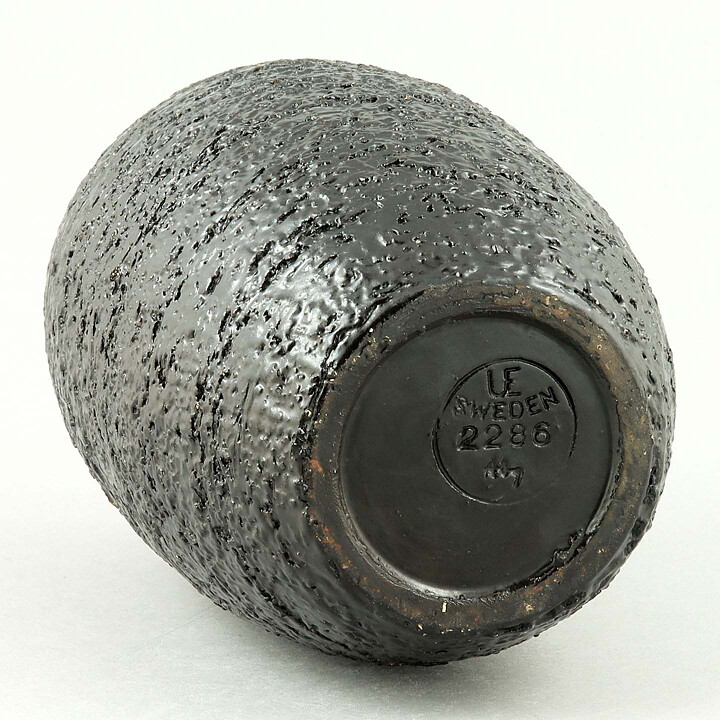 イングリッド・アッターボリ　Planシリーズ ゴツゴツとした黒い花瓶 Vase 1957年  21cm