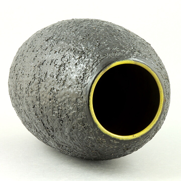 イングリッド・アッターボリ　Planシリーズ ゴツゴツとした黒い花瓶 Vase 1957年  21cm