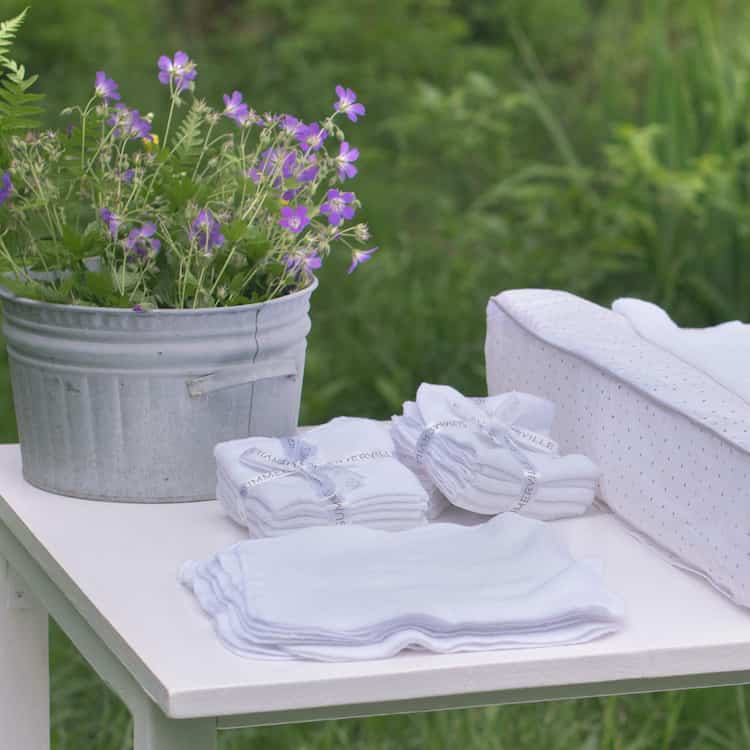 Ekologiska tvättlappar på bord med blomkruka