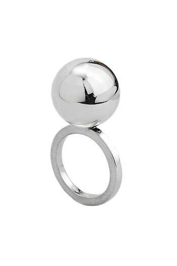 Silverring with a large silver ball on top