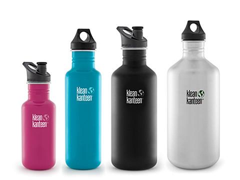 Neljä Klean Kanteen -vesipulloa eri väreissä ja koossa